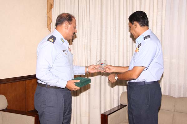 පකිස්තානු ජාතික ආරක්ෂක විශ්ව විද්යාලයේ නියෝජිතයන් ගුවන් හමුදා මූලස්ථානයේ සංචාරයක පකිස්තානු ජාතික ආරක්ෂක විශ්ව විද්යාලයේ නියෝජිතයන් ගුවන් හමුදා මූලස්ථානයේ සංචාරයක