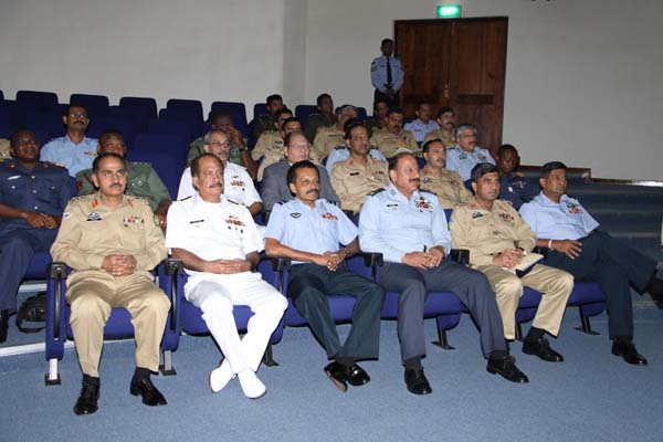 පකිස්තානු ජාතික ආරක්ෂක විශ්ව විද්යාලයේ නියෝජිතයන් ගුවන් හමුදා මූලස්ථානයේ සංචාරයක පකිස්තානු ජාතික ආරක්ෂක විශ්ව විද්යාලයේ නියෝජිතයන් ගුවන් හමුදා මූලස්ථානයේ සංචාරයක