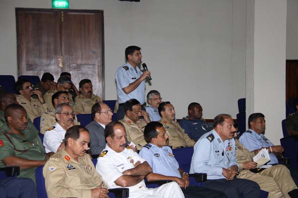පකිස්තානු ජාතික ආරක්ෂක විශ්ව විද්යාලයේ නියෝජිතයන් ගුවන් හමුදා මූලස්ථානයේ සංචාරයක පකිස්තානු ජාතික ආරක්ෂක විශ්ව විද්යාලයේ නියෝජිතයන් ගුවන් හමුදා මූලස්ථානයේ සංචාරයක