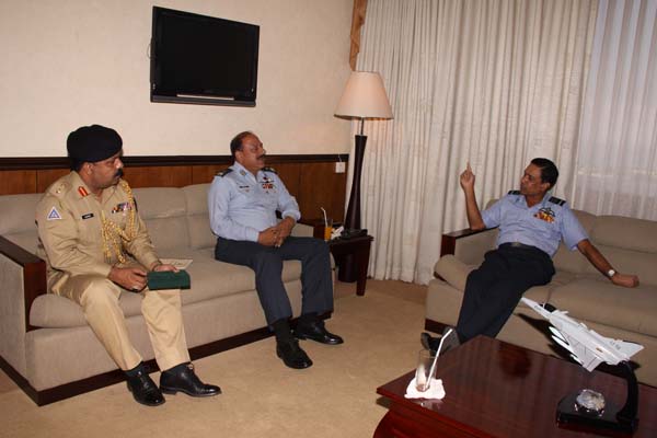 පකිස්තානු ජාතික ආරක්ෂක විශ්ව විද්යාලයේ නියෝජිතයන් ගුවන් හමුදා මූලස්ථානයේ සංචාරයක පකිස්තානු ජාතික ආරක්ෂක විශ්ව විද්යාලයේ නියෝජිතයන් ගුවන් හමුදා මූලස්ථානයේ සංචාරයක