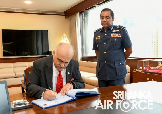 PAKISTAN HIGH COMMISIONER CALLS ON COMMANDER