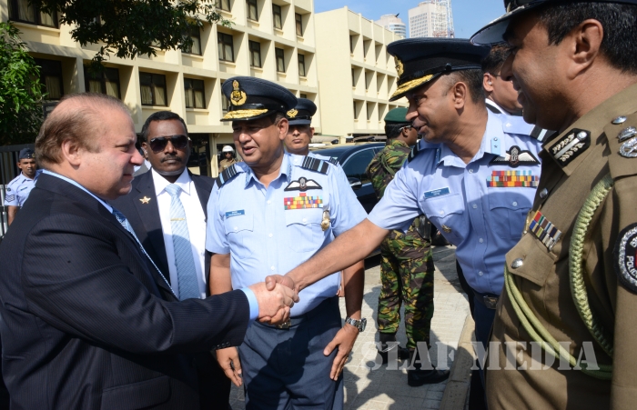 Pakistani Prime Minister flies on SLAF VVIP Helicopter