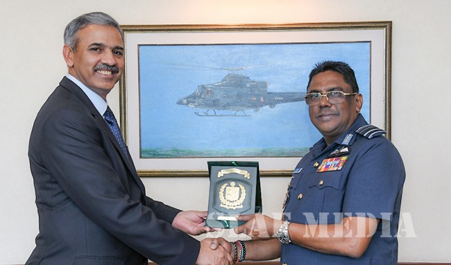 Delegation of secretary of defense Pakistan at SLAF HQ on 03.10.2018