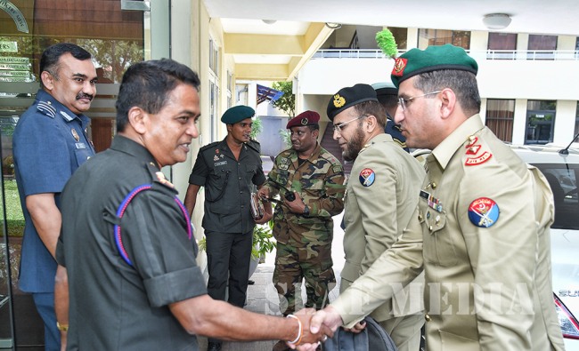 Delegation of secretary of defense Pakistan at SLAF HQ on 03.10.2018