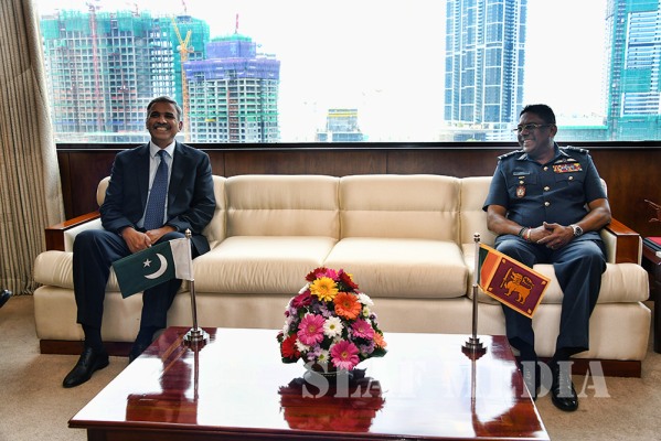 Delegation of secretary of defense Pakistan at SLAF HQ on 03.10.2018
