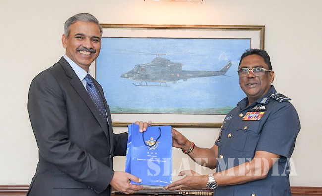 Delegation of secretary of defense Pakistan at SLAF HQ on 03.10.2018