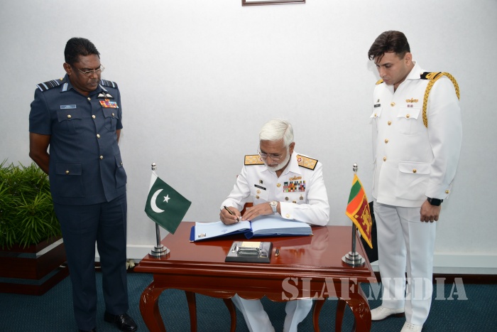 Chief of Naval Staff of the Pakistan Navy Calls on the Commander
of the Air Force