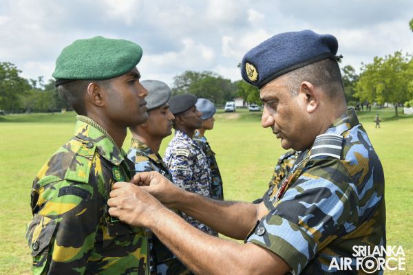 THE BADGES AWARDING CEREMONY of THE COURSES OF NO. 50 BASIC
AIRBORNE, NO. 09 BASIC MILITARY RIGGER AND NO.08 SPECIAL AIRBORNE F