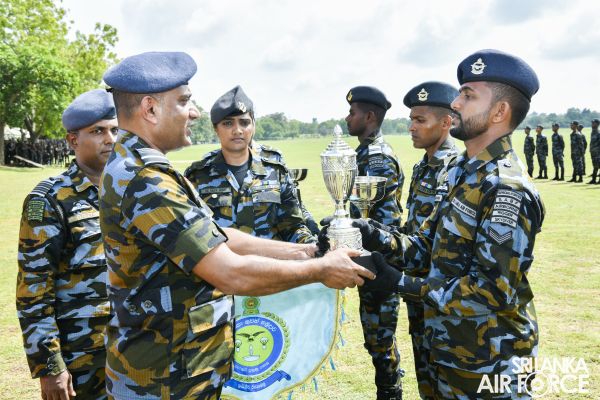 THE BADGES AWARDING CEREMONY of THE COURSES OF NO. 50 BASIC
AIRBORNE, NO. 09 BASIC MILITARY RIGGER AND NO.08 SPECIAL AIRBORNE F