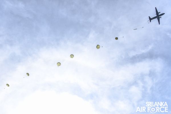 THE BADGES AWARDING CEREMONY of THE COURSES OF NO. 50 BASIC
AIRBORNE, NO. 09 BASIC MILITARY RIGGER AND NO.08 SPECIAL AIRBORNE F