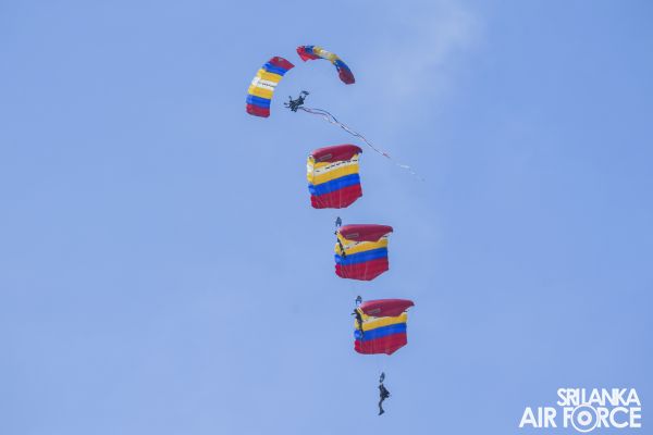 THE BADGES AWARDING CEREMONY of THE COURSES OF NO. 50 BASIC
AIRBORNE, NO. 09 BASIC MILITARY RIGGER AND NO.08 SPECIAL AIRBORNE F