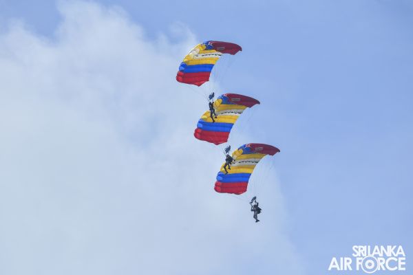 THE BADGES AWARDING CEREMONY of THE COURSES OF NO. 50 BASIC
AIRBORNE, NO. 09 BASIC MILITARY RIGGER AND NO.08 SPECIAL AIRBORNE F