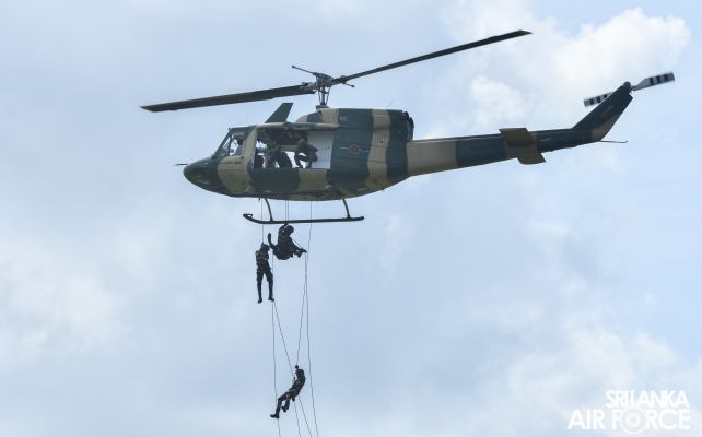 THE BADGES AWARDING CEREMONY of THE COURSES OF NO. 50 BASIC
AIRBORNE, NO. 09 BASIC MILITARY RIGGER AND NO.08 SPECIAL AIRBORNE F
