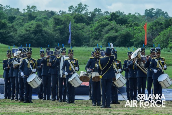 NO.46 BASIC AIRBORNE COURSE CONCLUDES AT AMPARA