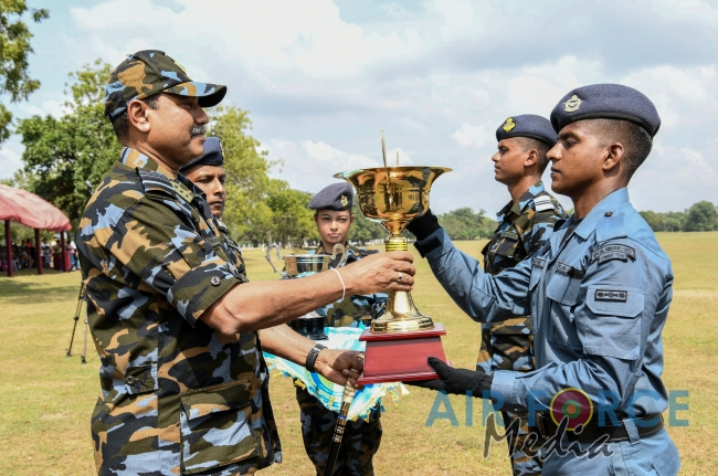 No 41 Basic and No 10 Free Fall Parachute Courses, No 3 Jump Master Course and No 6 SABF Course Pass Out at Ampara