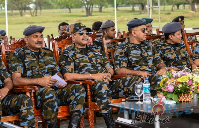 No 41 Basic and No 10 Free Fall Parachute Courses, No 3 Jump Master Course and No 6 SABF Course Pass Out at Ampara