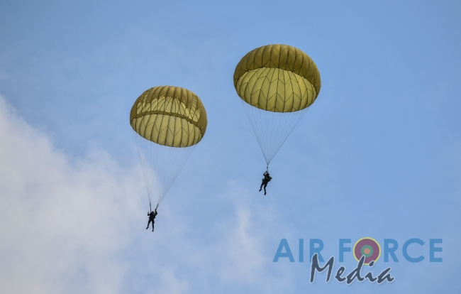 No 41 Basic and No 10 Free Fall Parachute Courses, No 3 Jump Master Course and No 6 SABF Course Pass Out at Ampara