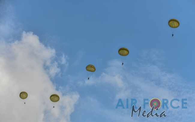 No 41 Basic and No 10 Free Fall Parachute Courses, No 3 Jump Master Course and No 6 SABF Course Pass Out at Ampara