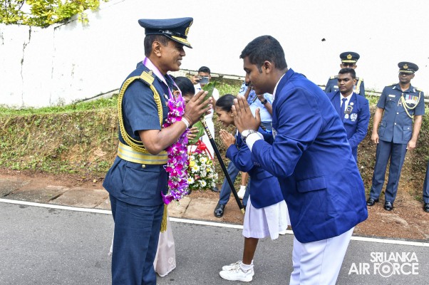 PARAKRAMA MAHA VIDYALAYA FELICITATES THE SLAF COMMANDER