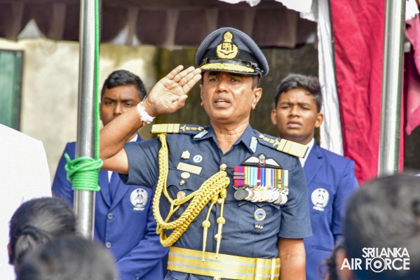 PARAKRAMA MAHA VIDYALAYA FELICITATES THE SLAF COMMANDER