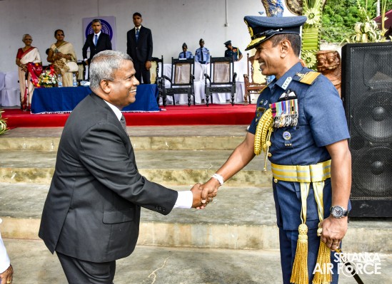 PARAKRAMA MAHA VIDYALAYA FELICITATES THE SLAF COMMANDER