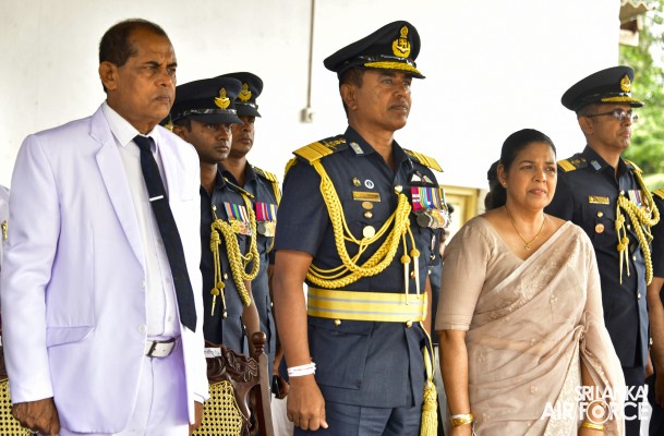PARAKRAMA MAHA VIDYALAYA FELICITATES THE SLAF COMMANDER