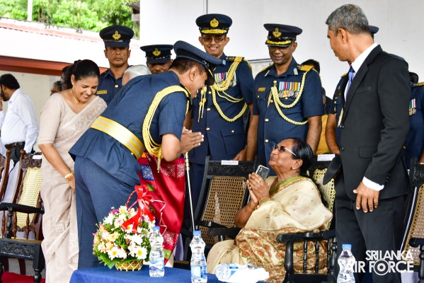 PARAKRAMA MAHA VIDYALAYA FELICITATES THE SLAF COMMANDER