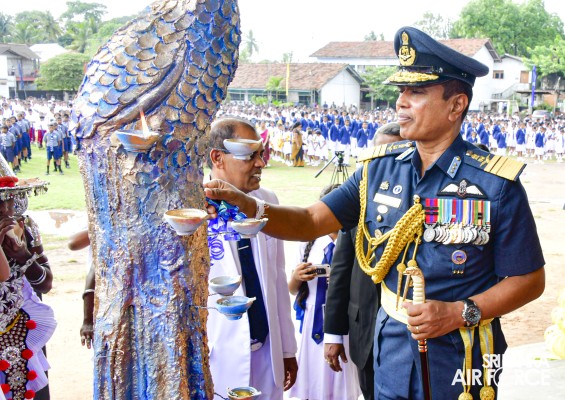 PARAKRAMA MAHA VIDYALAYA FELICITATES THE SLAF COMMANDER