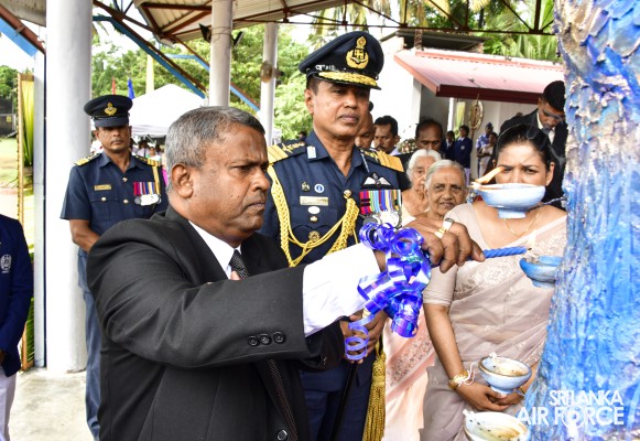 PARAKRAMA MAHA VIDYALAYA FELICITATES THE SLAF COMMANDER