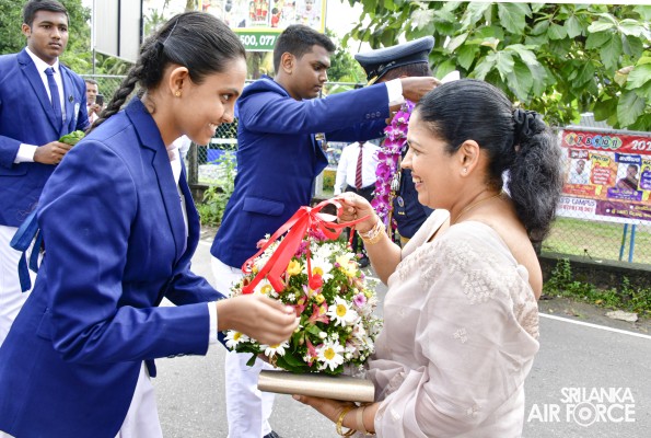 PARAKRAMA MAHA VIDYALAYA FELICITATES THE SLAF COMMANDER