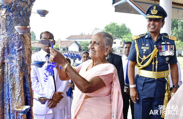 PARAKRAMA MAHA VIDYALAYA FELICITATES THE SLAF COMMANDER