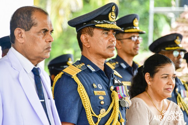 PARAKRAMA MAHA VIDYALAYA FELICITATES THE SLAF COMMANDER