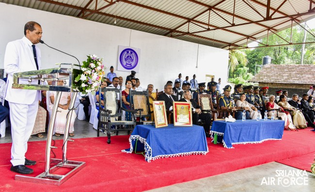 PARAKRAMA MAHA VIDYALAYA FELICITATES THE SLAF COMMANDER