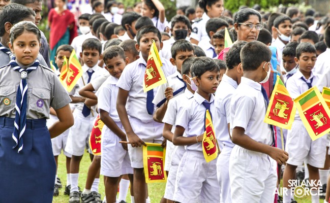 PARAKRAMA MAHA VIDYALAYA FELICITATES THE SLAF COMMANDER