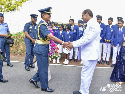 PARAKRAMA MAHA VIDYALAYA FELICITATES THE SLAF COMMANDER