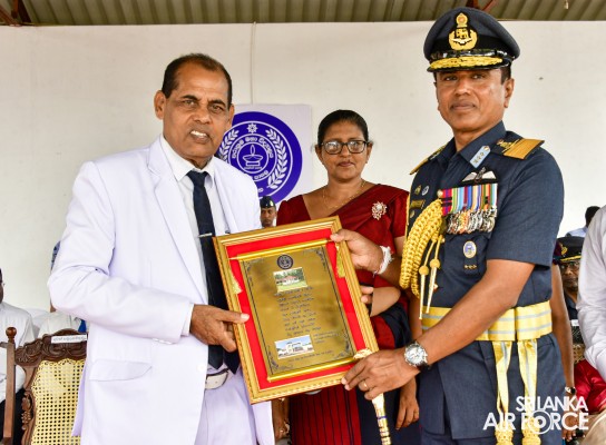 PARAKRAMA MAHA VIDYALAYA FELICITATES THE SLAF COMMANDER