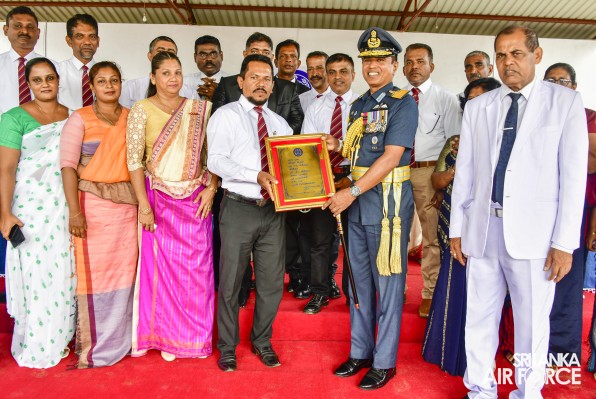 PARAKRAMA MAHA VIDYALAYA FELICITATES THE SLAF COMMANDER