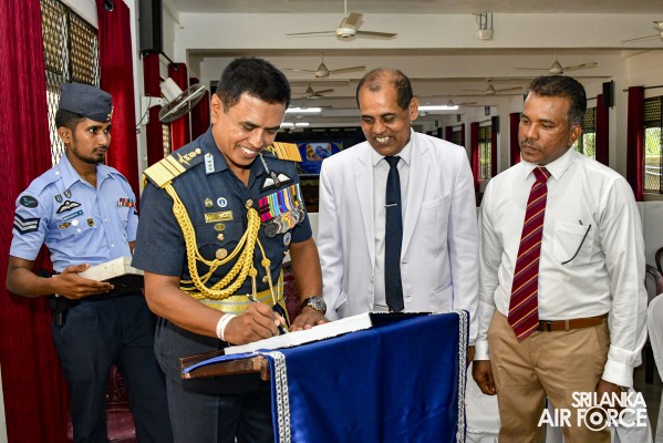 PARAKRAMA MAHA VIDYALAYA FELICITATES THE SLAF COMMANDER