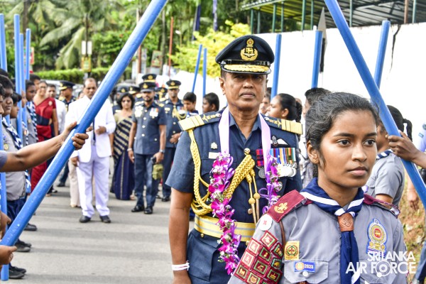 PARAKRAMA MAHA VIDYALAYA FELICITATES THE SLAF COMMANDER