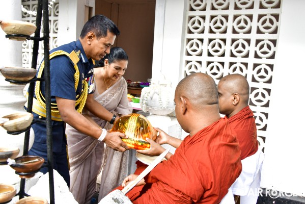 PARAKRAMA MAHA VIDYALAYA FELICITATES THE SLAF COMMANDER