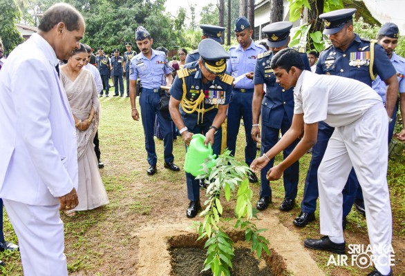 PARAKRAMA MAHA VIDYALAYA FELICITATES THE SLAF COMMANDER