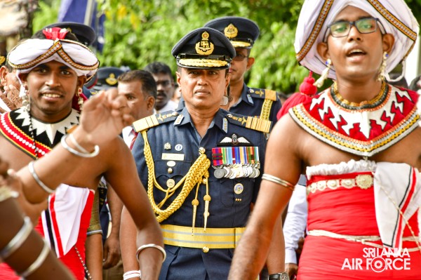 PARAKRAMA MAHA VIDYALAYA FELICITATES THE SLAF COMMANDER