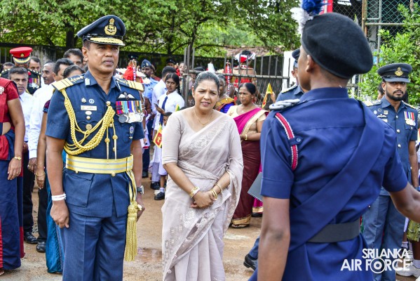 PARAKRAMA MAHA VIDYALAYA FELICITATES THE SLAF COMMANDER