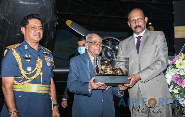 AIR
CHIEF MARSHAL PH MENDIS (RETD) FELICITATED ON 50TH ANNIVERSARY OF
ASSUMING OFFICEAIR CHIEF MARSHAL PH MENDIS (RETD) FELICIT