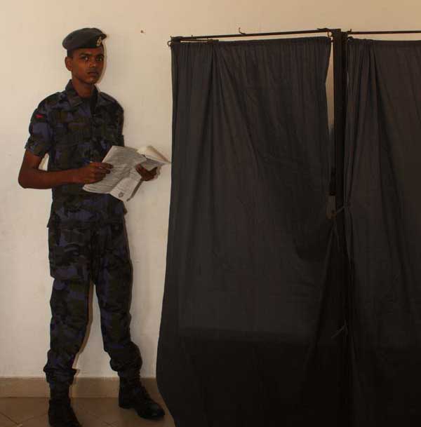 ගුවන් හමුදා සාමාජික සාමාජිකාවන් මහත් උනන්දුවෙන් තැපැල් ඡන්ද ප්රකාශ කරන ලදී ගුවන් හමුදා සාමාජික සාමාජිකාවන් මහත් උනන්දුවෙන් තැපැල් ඡන්ද ප්රකාශ කරන ලදී