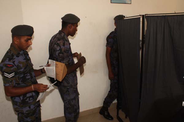ගුවන් හමුදා සාමාජික සාමාජිකාවන් මහත් උනන්දුවෙන් තැපැල් ඡන්ද ප්රකාශ කරන ලදී ගුවන් හමුදා සාමාජික සාමාජිකාවන් මහත් උනන්දුවෙන් තැපැල් ඡන්ද ප්රකාශ කරන ලදී