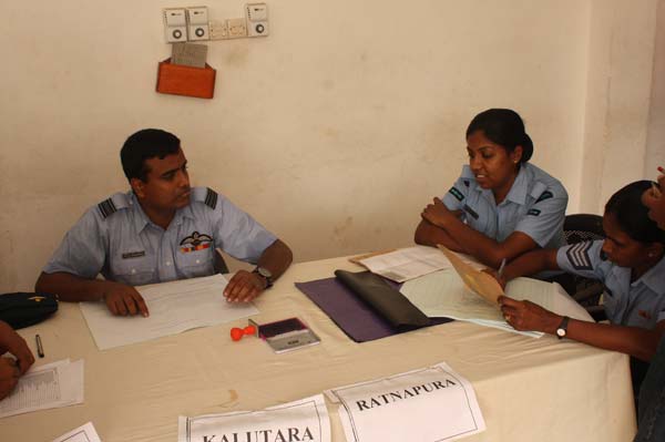 ගුවන් හමුදා සාමාජික සාමාජිකාවන් මහත් උනන්දුවෙන් තැපැල් ඡන්ද ප්රකාශ කරන ලදී ගුවන් හමුදා සාමාජික සාමාජිකාවන් මහත් උනන්දුවෙන් තැපැල් ඡන්ද ප්රකාශ කරන ලදී