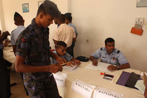 ගුවන් හමුදා සාමාජික සාමාජිකාවන් මහත් උනන්දුවෙන් තැපැල් ඡන්ද ප්රකාශ කරන ලදී ගුවන් හමුදා සාමාජික සාමාජිකාවන් මහත් උනන්දුවෙන් තැපැල් ඡන්ද ප්රකාශ කරන ලදී