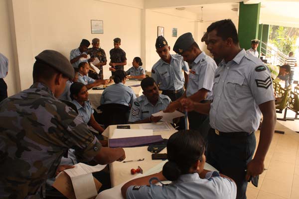 ගුවන් හමුදා සාමාජික සාමාජිකාවන් මහත් උනන්දුවෙන් තැපැල් ඡන්ද ප්රකාශ කරන ලදී ගුවන් හමුදා සාමාජික සාමාජිකාවන් මහත් උනන්දුවෙන් තැපැල් ඡන්ද ප්රකාශ කරන ලදී