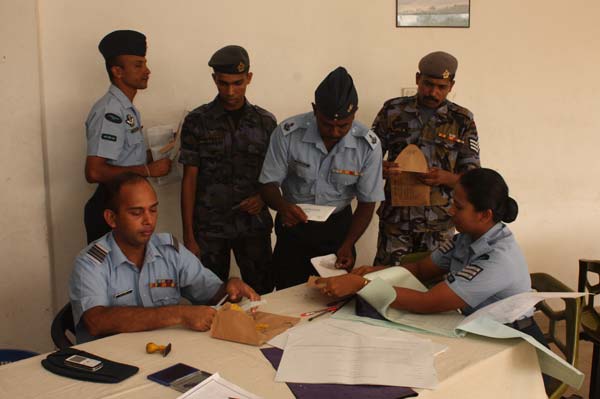 ගුවන් හමුදා සාමාජික සාමාජිකාවන් මහත් උනන්දුවෙන් තැපැල් ඡන්ද ප්රකාශ කරන ලදී ගුවන් හමුදා සාමාජික සාමාජිකාවන් මහත් උනන්දුවෙන් තැපැල් ඡන්ද ප්රකාශ කරන ලදී